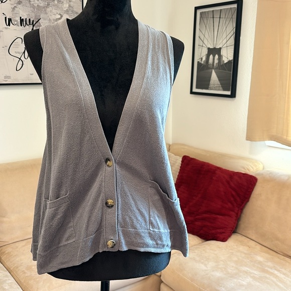 American Eagle Outfitters - Picture 4 of 8